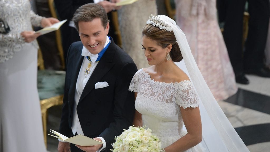 Madeleinen puvussa on kauniit pitsikoristeet.