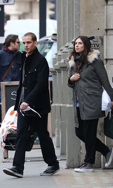 Andrea Casiragi ja Tatiana Santo Domingo ikuistettiin sairaalan edessä.