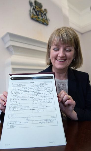 Alison Cathcart todisti juhlallista hetkeä.