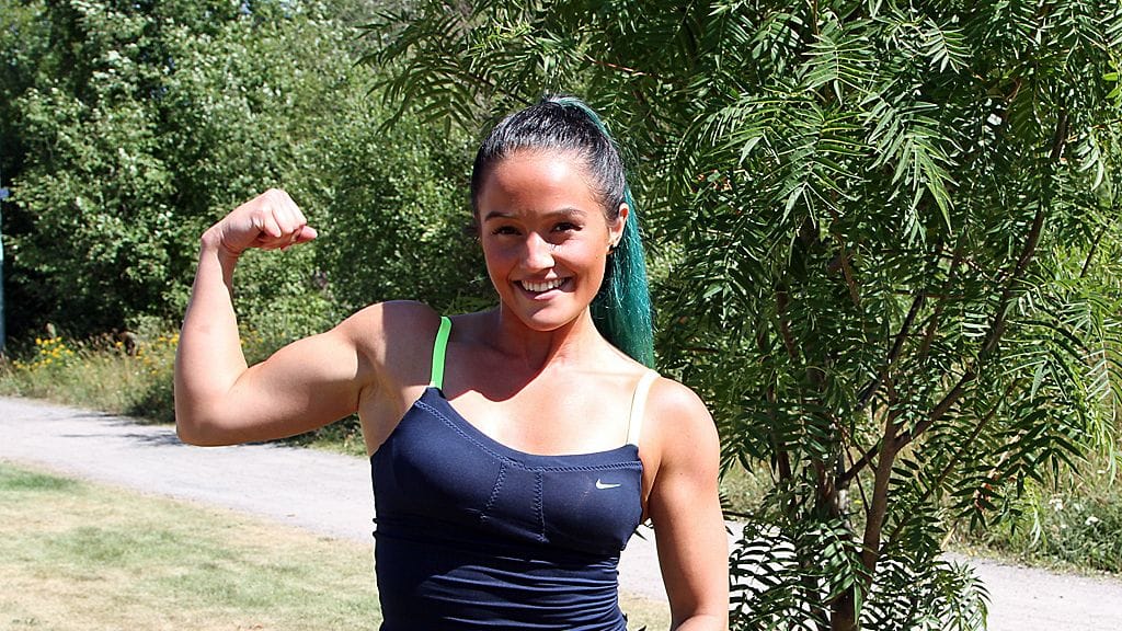 Venla Savikuja esittelee upeat lihaksensa.