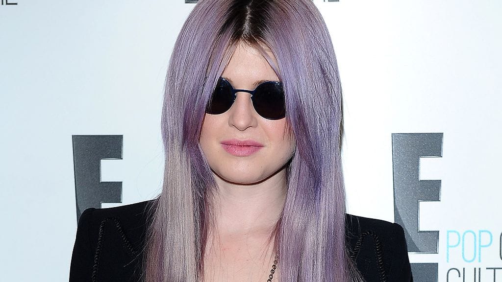 Kelly Osbourne herkuttelee pitsalla.