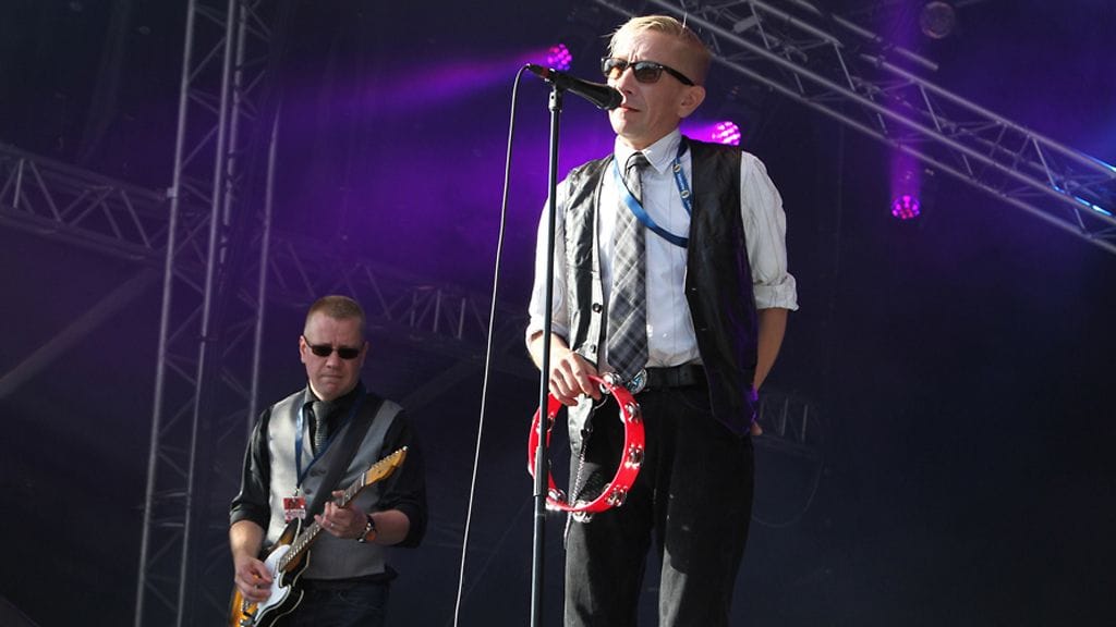 Yölintu keikkailee.