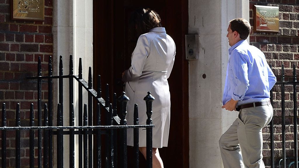 The Sunin palkkaamat näyttelijät härnäsivät valokuvaajia.