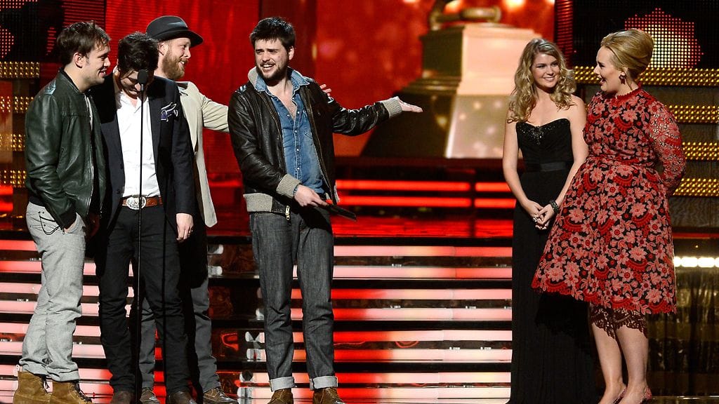 Pia Lamberg kovassa seurassa Grammy-lavalla.