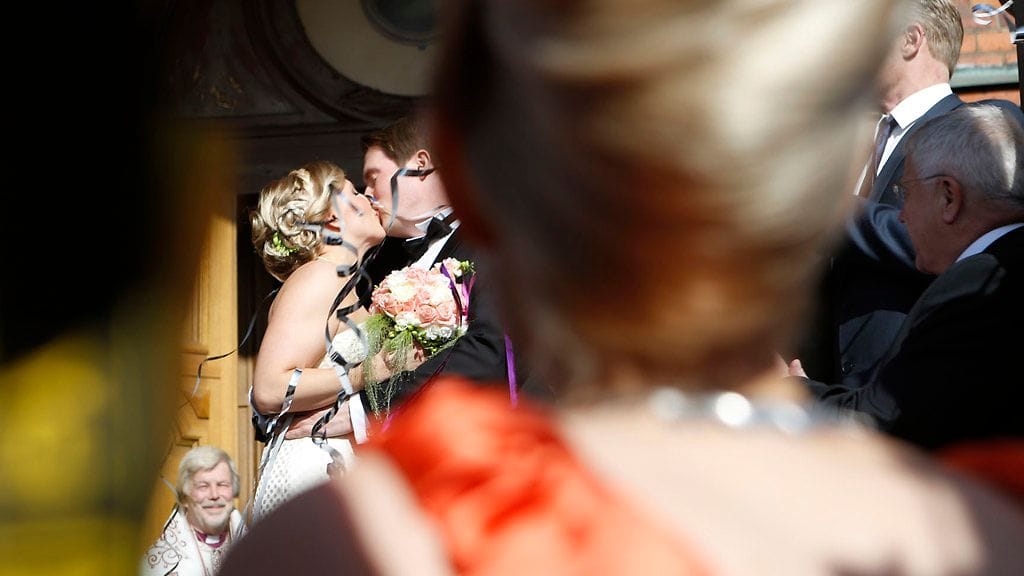 Vapun ja Teemun onnen pusu kirkon portailla.