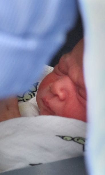 Cambridgen prinssi reilun vuorokauden ikäisenä.