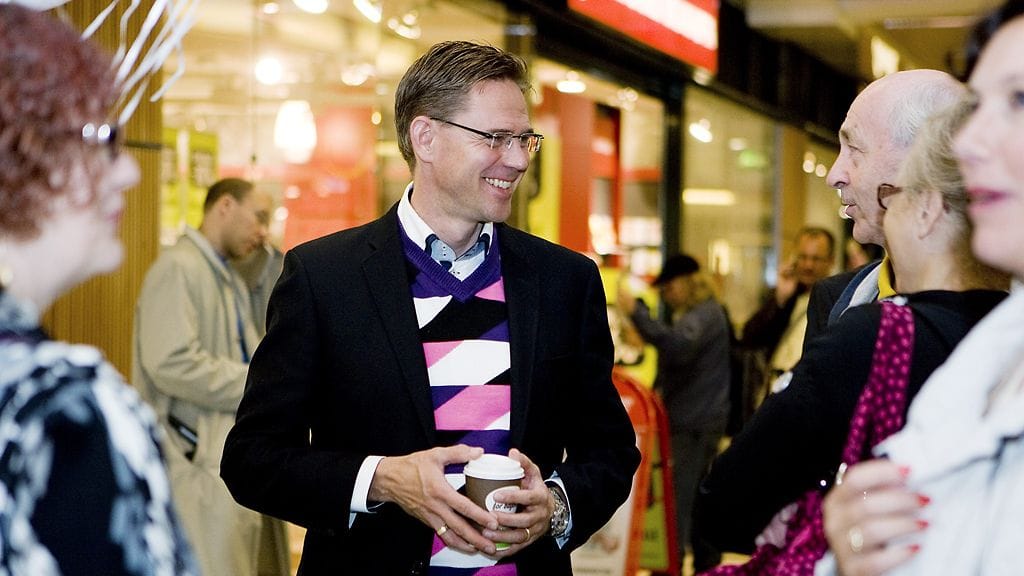 Jyrki Kataisen kesätyyliin kuului värikäs slipoveri.
