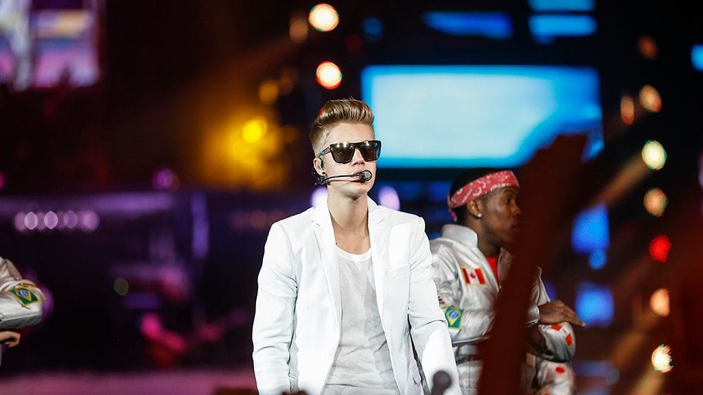 Justin Bieber heitti takkinsa yleisöön.