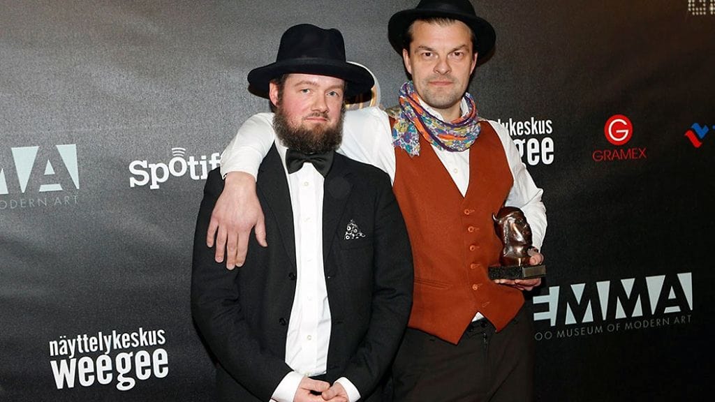 Tuure Kilpeläinen (oik.) voitti Kaihon karavaani -yhtyeen kanssa Vuoden iskelmäalbumi -Emman.
