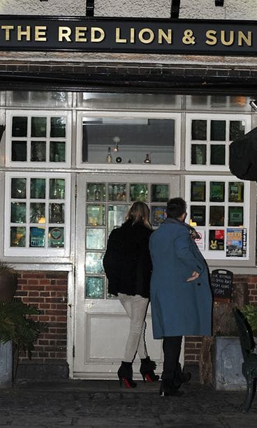 Kate Moss juhli synttäreitään The Red Lion & Sun -pubissa.