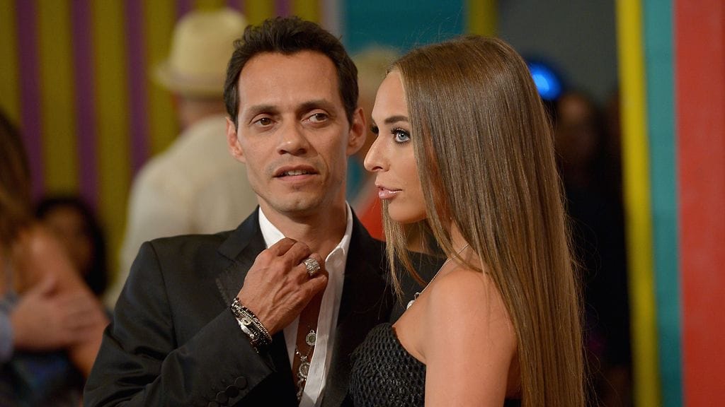 Marc Anthony ja tyttöystävä Chloe Premios Juventud -gaalassa.