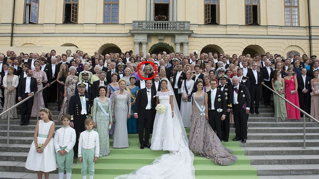 Birgitta huitoi kädellään portailla otetussa kuvassa.