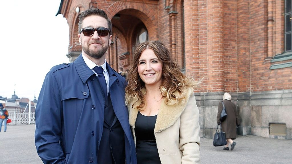 Henkka Hyppönen ja Jenni Pääskysaari todistivat Vappu Pimiän vihille astelemista.