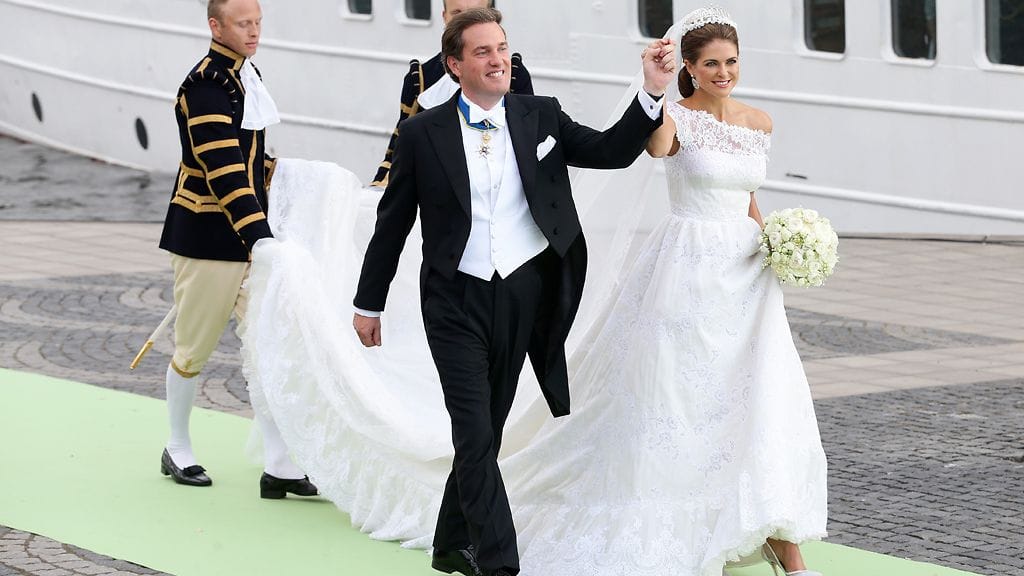 Madeleine ja Chris astumassa veneeseen.