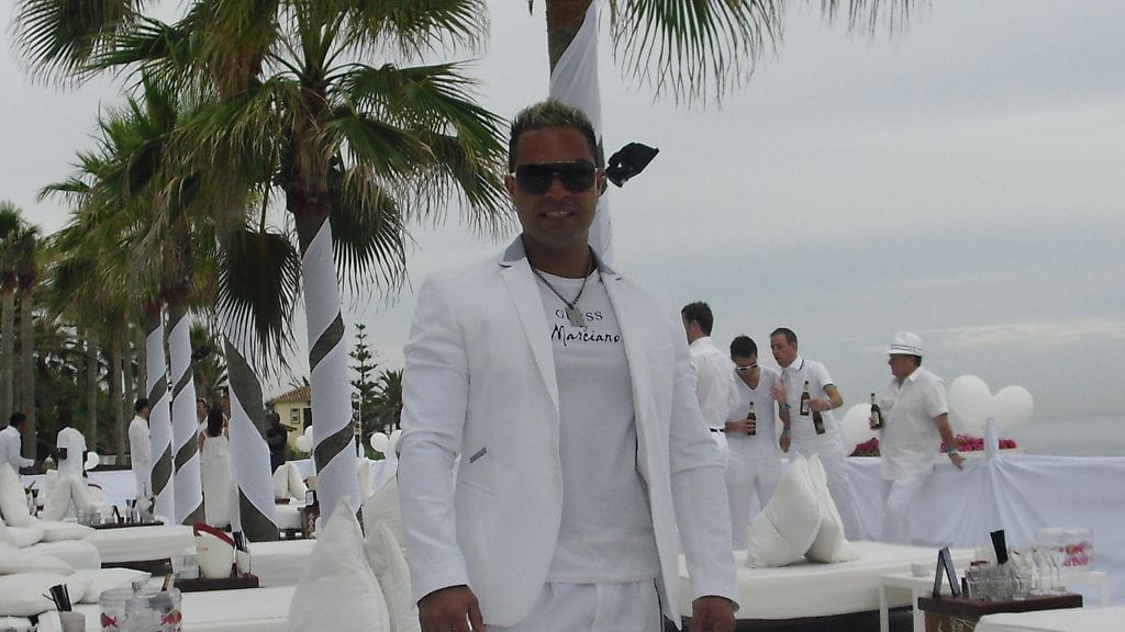 Pezhman Ahmadi lomaili Epanjassa.