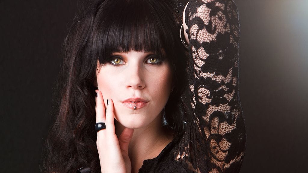 Idols-tähti Stina Girs hehkuu uusissa promokuvissa.