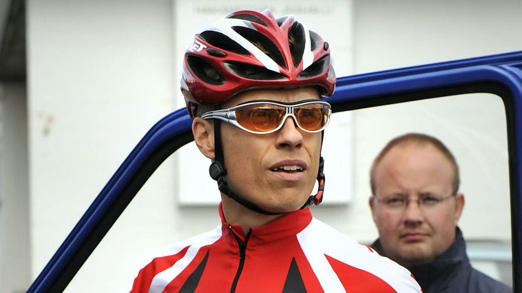 Alexander Stubb pyöräilemässä vuonna 2011.