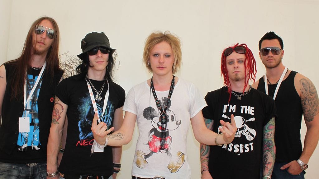 Negative esitteli uuden kitaristinsa Hatan. Vasemmalta kosketinsoittaja Snack,kitaristi Hata, solisti Jonne Aaron, basisti Antti Anatomy ja rumpali Jay.