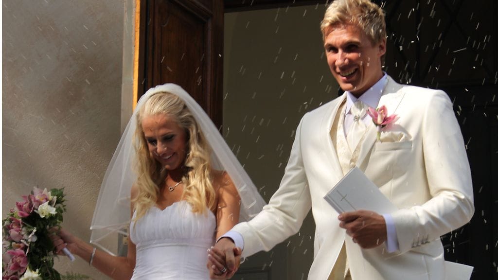 Joanna Väre ja Kalle Kuvaja saivat toisensa Suomenlinnan kirkossa.