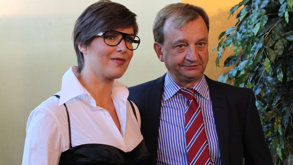 Helena Karihtala ja Hjallis Harkimo poseerasivat yhdessä kesällä 2011.