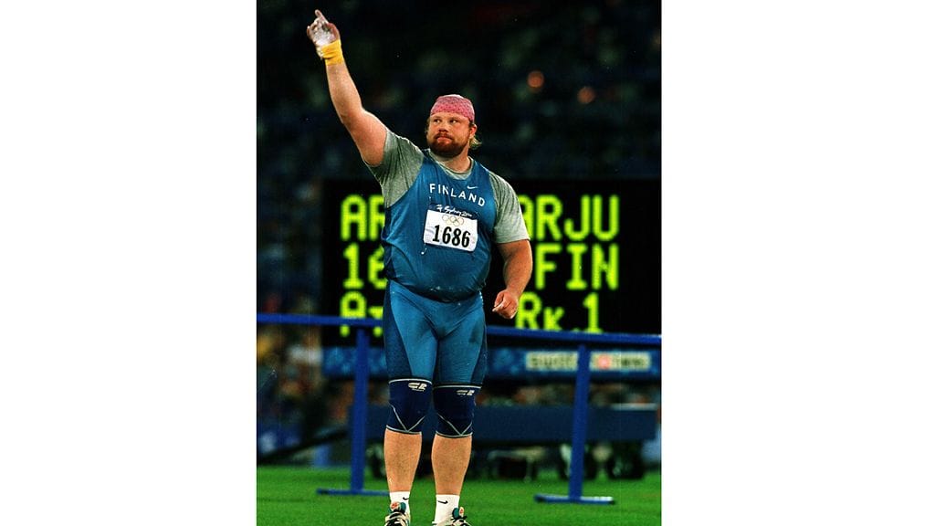 Arsi Harju otti kuulan olympiakultaa Sydneyssä 2000.