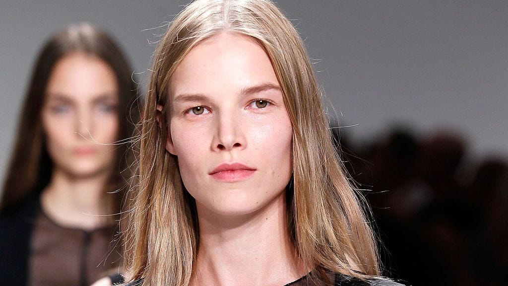 Suvi Koponen bongattiin Pariisin muotiviikoilta persoonallisessa asussa. Kuva: Petri Kuosmanen / MrCoolpool.com