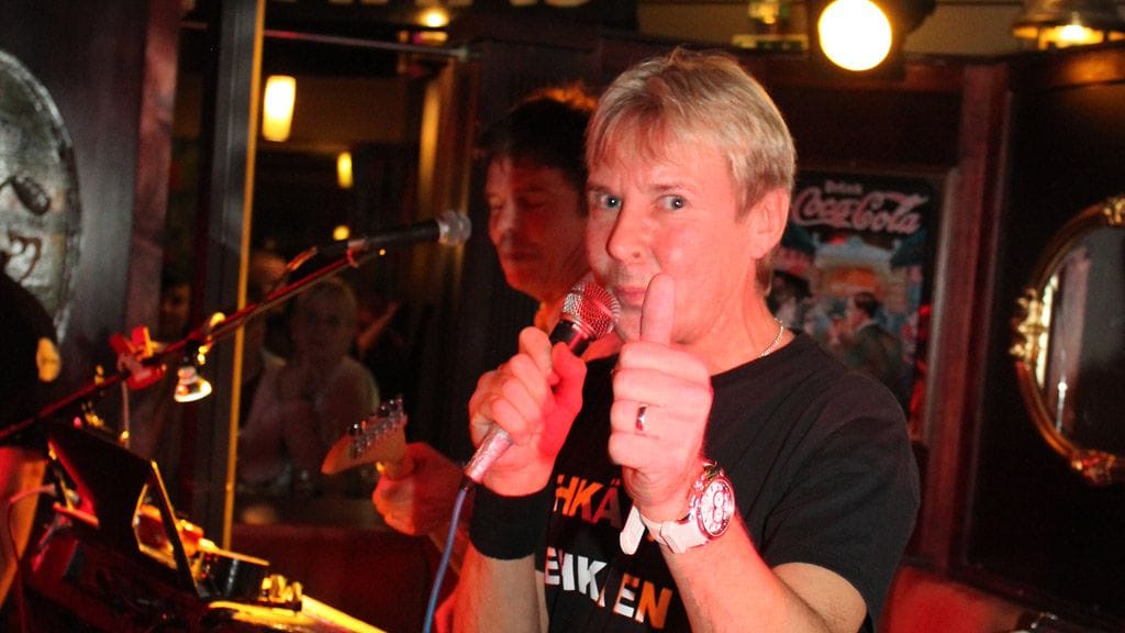 Matti Nykänen keikalla Stadin Tähdessä syksyllä 2011.