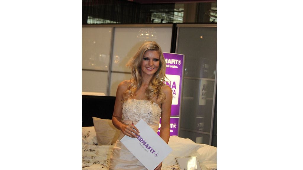 Pia Pakarinen hymyili rohkeasti kohusta huolimatta.