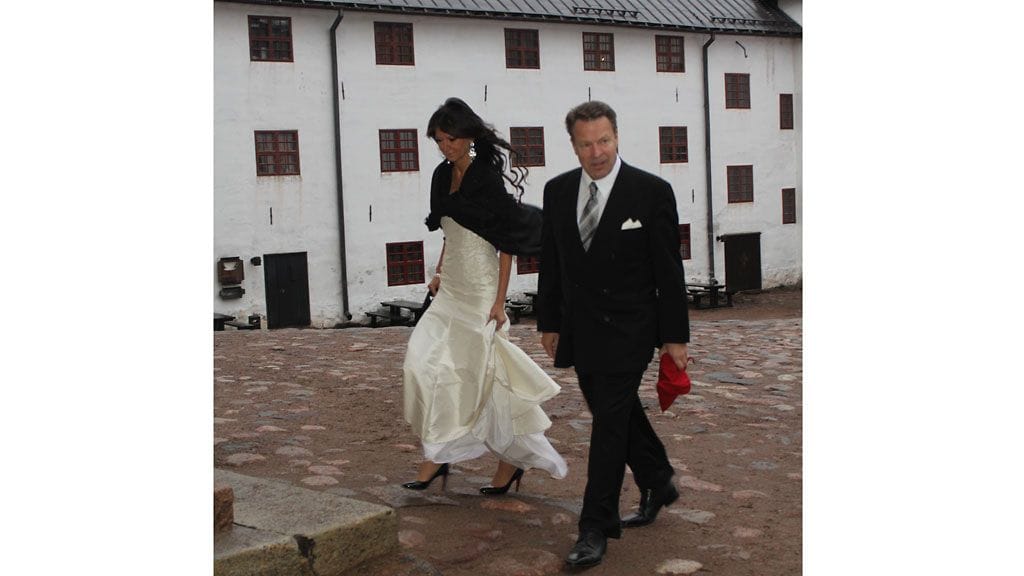 Ilkka Kanerva ja Elina Kiikko saapuivat Turun linnan illalliselle.