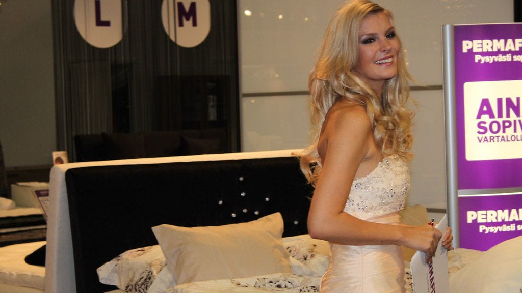 Kruunustaan luopunut Pia Pakarinen palasi julkisuuteen sunnuntaina.