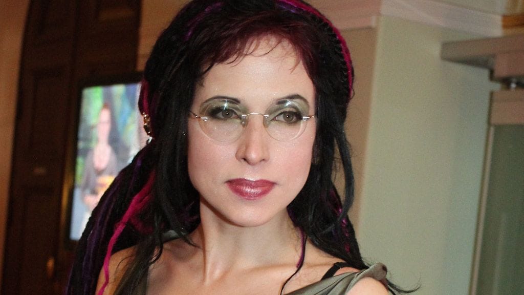 Sofi Oksanen nostaa tärkeitä aiheita esiin.