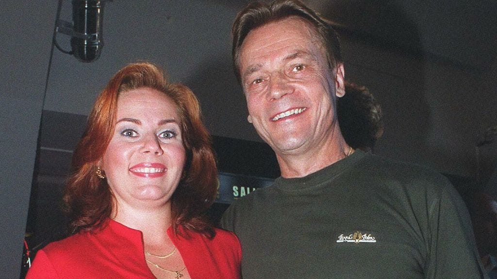 Timo T.A. Mikkonen tuli uuden vaimonsa kanssa julkisuteen kesällä 2001.