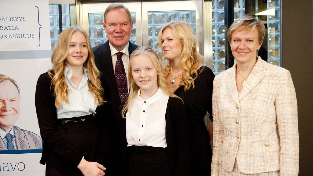 sillä Lipposen vierellä nähtiin vaimo Päivi Lipponen sekä kauniit tyttäret Emilia (vas.) ja Sofia (edessä) sekä Päivi Lipposen tytär Cecilia (2.oik).