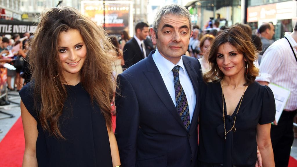 Lily Atkinson äitinsä ja isänsä kanssa punaisella matolla.