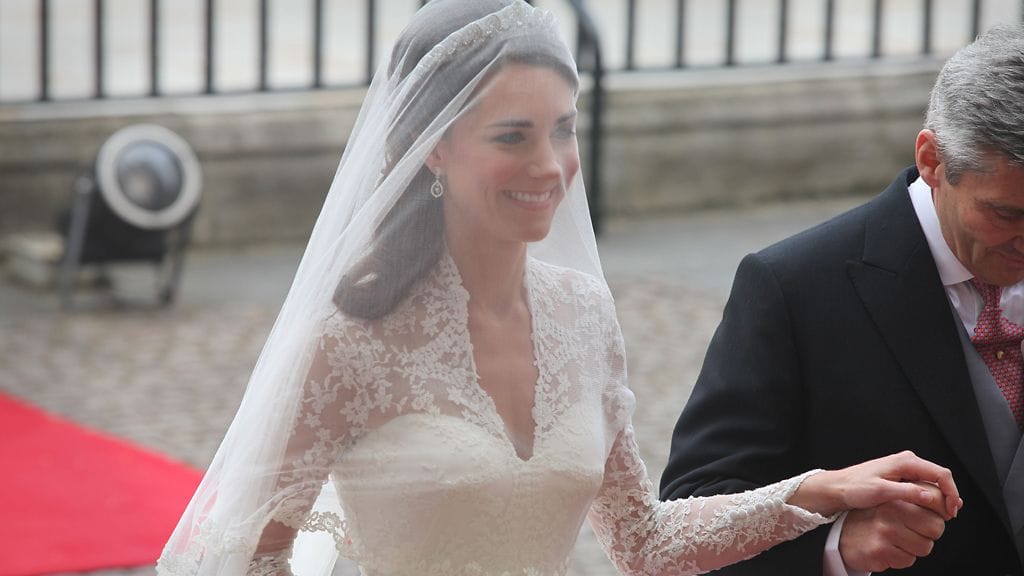 Kate Middleton saapumassa hääkirkkoon.