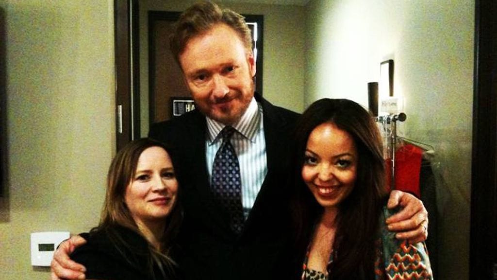 Conan O´Brien tapasi kiirastorstaina Finland Wants Conan -kokoontumisen järjestäjät Sanna Rantasen ja Alexandra Alexiksen.