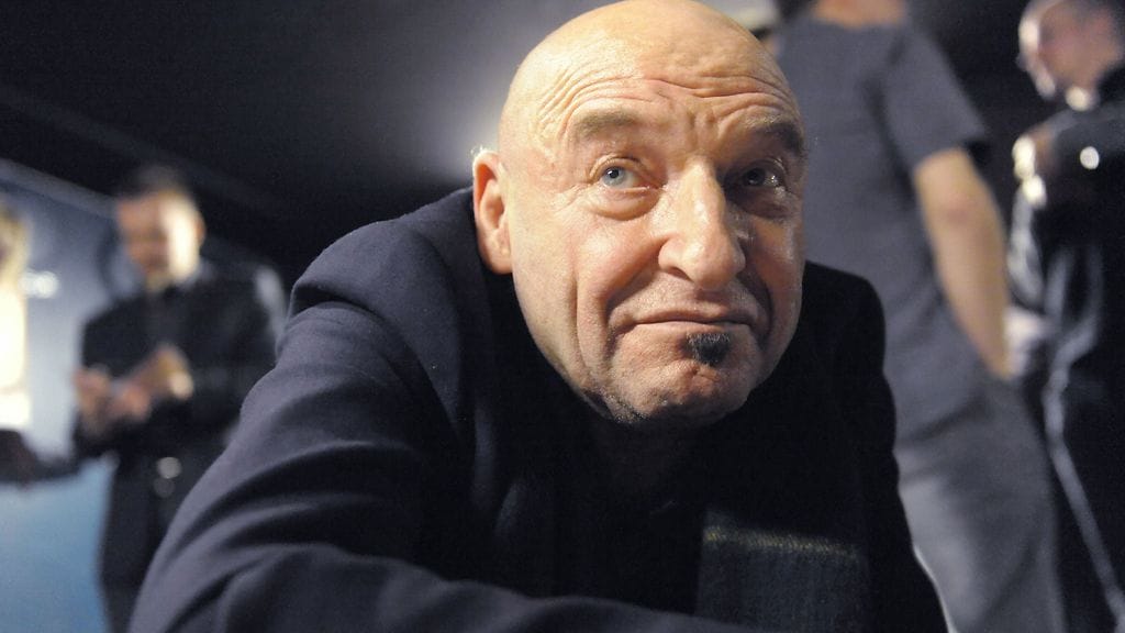 Remu Aaltonen muuntuu näytelmässä Peppi Pitkätossun isäksi.