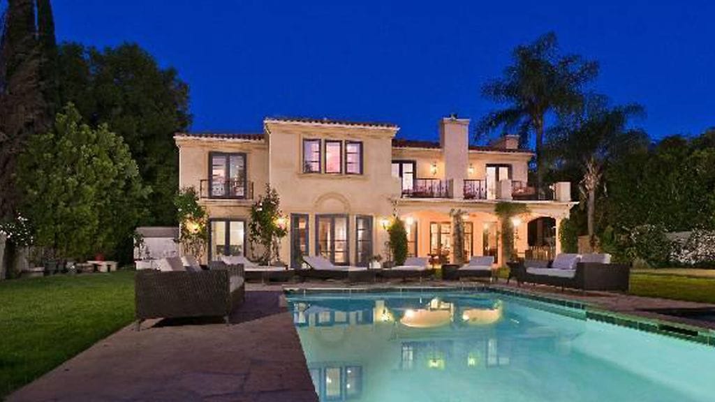 Tori Spelling kauppaa tätä Kaliforniassa sijaitsevaa miljoona-asuntoa.