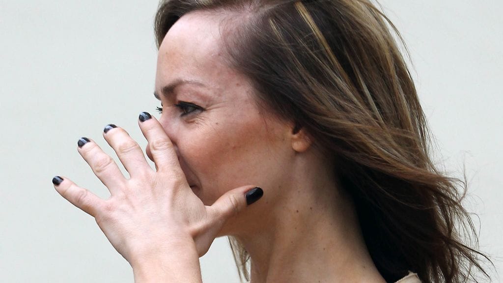 Tara Palmer-Tomkinson yritti ensin peitellä nenäänsä valokuvaajilta.