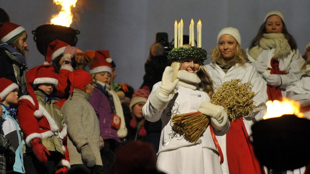 Vuoden 2010 Lucia Mirella Uddström laskeutuu kynttiläkruunu kutreillaan Helsingin Tuomiokirkon portaita 13.12.2010.