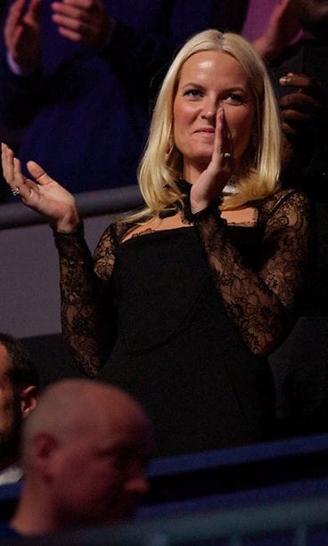 Mette-Marit oli pukeunut konserttiin ylleen Puccin mekon.