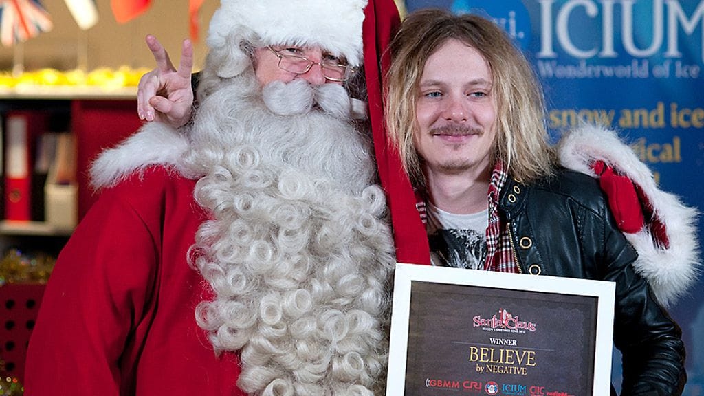 Jonne Aaron pääsi samaan kuvaan joulupukin kanssa.