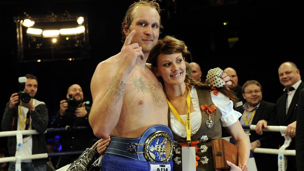 Robert Helenius ja Sandra Helsing kuhertelivat kehässä voitokkaan ottelun jälkeen.