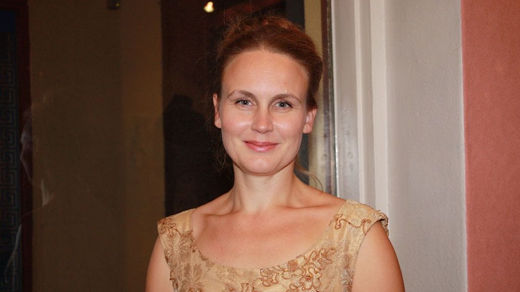 Sympaattinen Hilla Halla-aho on onnellinen aviovaimo.