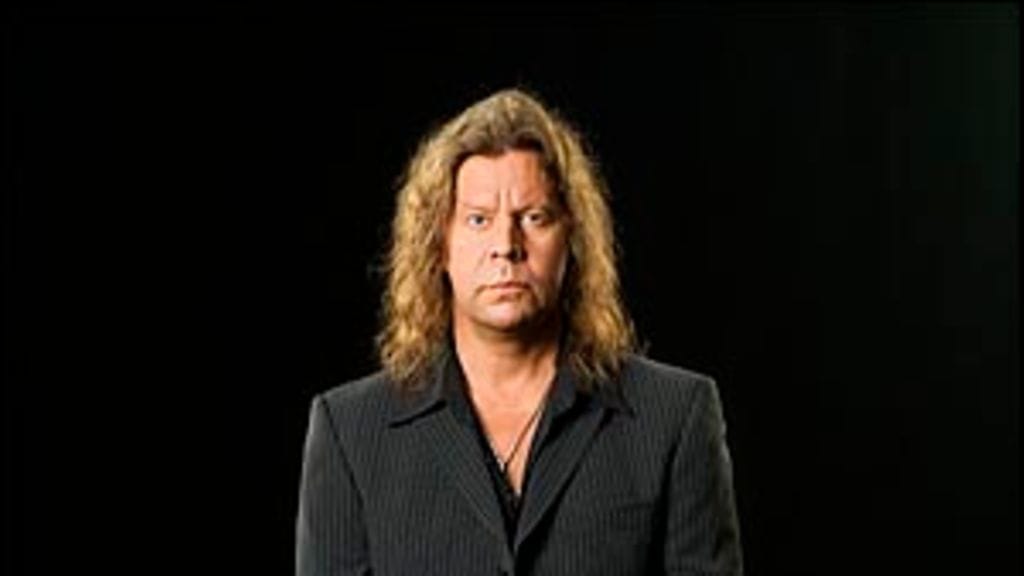 Popedan laulaja Pate Mustajärvi mustissaan.