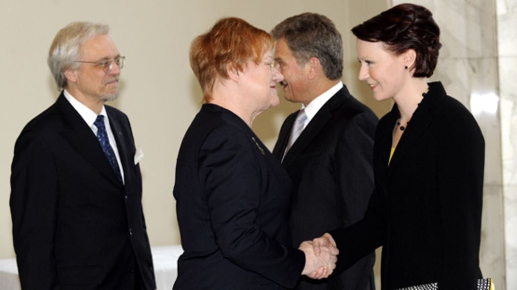 Tasavallan presidentti Tarja Halonen ja Sauli Niinistön vaimo Jenni Haukio kättelevät.(kuva:Lehtikuva)