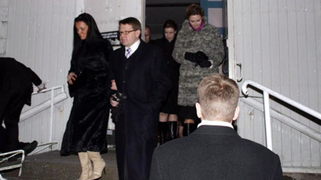 Kari Häkämies ja Laura Päiviö Sauli Niinistön häissä. (Kuva: Lehtikuva)