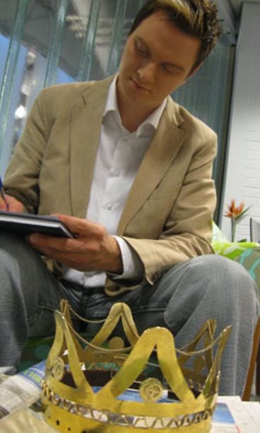 Vuoden 2008 tangokuningas Jukka Hallikainen vastailee Viihdeuutisten revolverihaastatteluun. (kuva: Santtu Palm/Viihdeuutiset)
