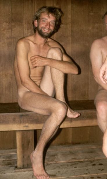 Hjallis Harkimo rentoutuu saunassa saavuttuaan satamaan vuonna 1987. (kuva: Peter Jansson/Lehtikuva)