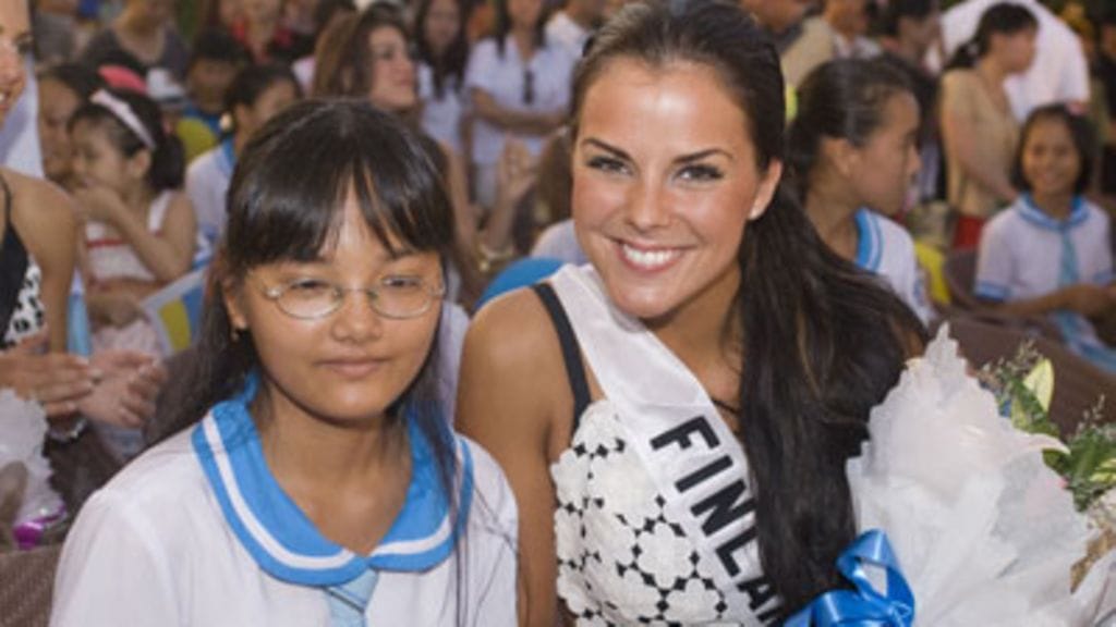 Miss Suomi Satu Tuomisto tutustui SOS-lapsikylään Vietnamissa. (kuva: Armando Flores/missuniverse.com)